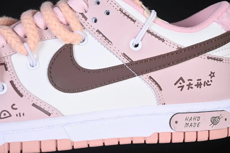 All categories Nk SB Dunk Series Nk SB Dunk Low High-end customized low-top sneakers Nike SB Dunk Low Valentine's Day pink straps low-top casual sneakers DO6485-600